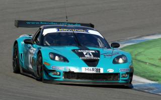 Corvette Pilot Jürgen Bender krallt sich den Sieg im zweiten Rennen
