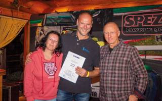 Annette Laqua zog Torsten Klimmer als Gewinner des Hauptpreises - ein Rädersatz von BBS im Wert von über 4000 €